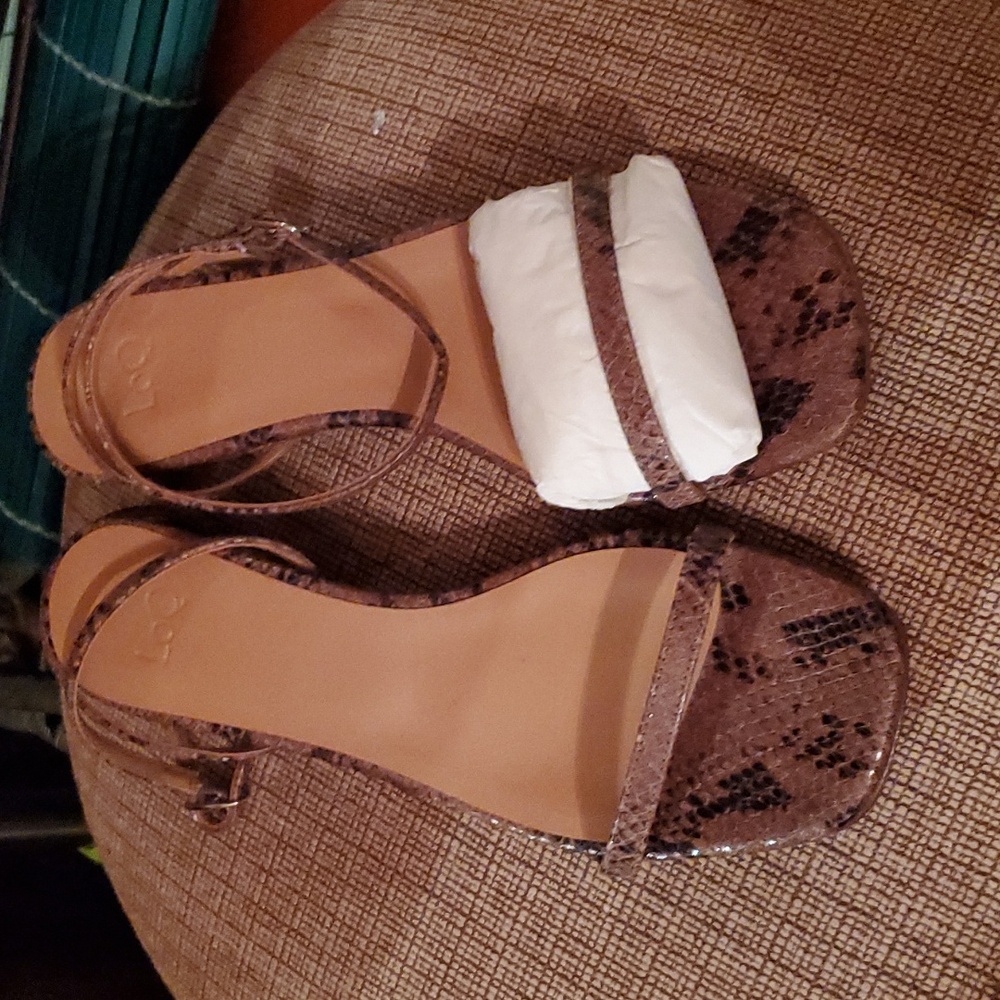 Sz 35 NIB $375 LoQ sandals
